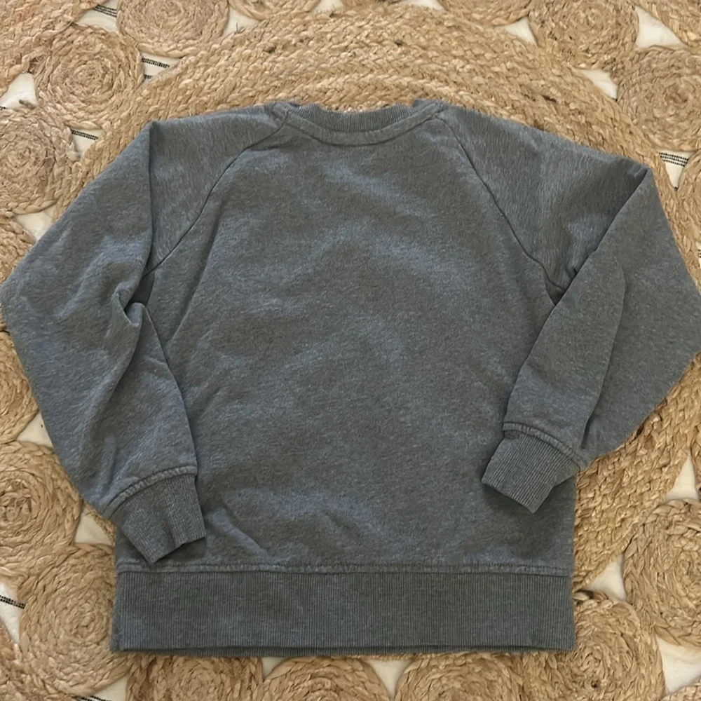 Hanna Andersson Ruffle Sweatshirt in French Terry. Size 6-7